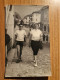 19402. Fotografia Cartolina Epoca Uomo Donna Passeggio Luogo Da Identificare Aa '60 Italia 14x9 Foto Cine Boario Brescia - Personas Anónimos