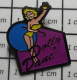3517 Pin's Pins / Beau Et Rare / PIN-UPS / BLONDE SEXY EN MAILLOT JAUNE DOLLY DANC' - Pin-ups