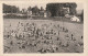 ZY 95-(65) COLONIE DE VACANCES DE BAGNERES  - F. O. L. DE LOT ET GARONNE - LES ENFANTS JOUANT DANS LA VASTE PRAIRIE - Bagneres De Bigorre