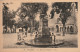 ZY 96-(66) PRADES - LA PLACE DE L' EGLISE - ANIMATION - ENFANTS A LA FONTAINE - 2 SCANS - Prades