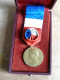 MEDAILLE DU TRAVAIL DOREE AVEC ROSETTE ET RUBAN DE 1955  - Professionals/Firms