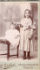 Photo CDV D'une Jeune Fille élégante Avec Une Petite Fille Posant Dans Un Studio Photo A Paris Avant 1900 - Oud (voor 1900)