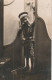 ZY 126- " POSTMANN " - ENFANT FACTEUR - CARTE PHOTO ( 15/01/1912 ) - 2 SCANS - Szenen & Landschaften