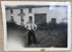 Portrait D’un Jeune Homme Devant Un Estaminet à Identifier Enseigne Bieres ExtrAlliés Photo Snapshot Post WW2 Période - Plaatsen
