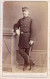 Photo CDV D'un Officier Francais Du 26 éme Régiment D'infanterie Posant Dans Un Studio Photo A Nancy Avant 1900 - Oorlog, Militair