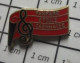 414B Pin's Pins / Beau Et Rare / MUSIQUE / PORTEE MUSICALE CLE DE SOL FANFARE ETOILE CAENNAISE - Musique