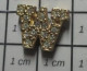 516C Pin's Pins / Beau Et Rare / AUTRES / LETTRE MAJUSCULE W OU M METAL JAUNE ET "BRILLANTS" - Sonstige & Ohne Zuordnung