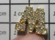 516C Pin's Pins / Beau Et Rare / AUTRES / LETTRE MAJUSCULE W OU M METAL JAUNE ET "BRILLANTS" - Altri & Non Classificati