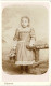 Photo CDV - Petite Fille élégante En Robe Traditionnelle - Phot. Magasins Généraux De La Guerre Désiré à Paris - 1892 - Anciennes (Av. 1900)