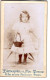 Photo CDV D'une Petite Fille élégante Posant Dans Un Studio Photo A PARIS - Anciennes (Av. 1900)