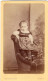 Photo CDV D'une Petite Fille élégante Posant Dans Un Studio Photo A Niort En 1872 - Oud (voor 1900)