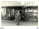 PARIS SAINT GERMAIN DES PRES BRASSERIE LIPP DECES DE ROGER CAZES 04/1987 PHOTO  DE PRESSE AGENCE  ANGELI 29X21CM REF1 - Orte