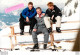 LE PRINCE CHARLES ET SES FILS WILLIAM ET HARRY A KLOSTERS 04/2000 PHOTO DE PRESSE AGENCE  ANGELI 27 X 18 CM - Célébrités