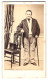 Fotografie Unbekannter Fotograf Und Ort, Portrait älterer Herr Im Anzug Mit Stock Auf Stuhllehne Gestützt, Zylinder  - Anonieme Personen
