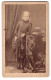 Fotografie Paul Hallensleben, Benneckenstein I. H., Portrait Mädchen Johanna Ottilie Müller Mit Geige Im Atelier, 18  - Anonieme Personen
