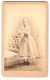 Fotografie Hermann Selle, Potsdam, York-Str. 4, Portrait Blondes Mädchen Emilie Im Karierten Kleid Lehnt Am Sessel  - Personas Anónimos