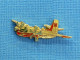 1 PIN'S /  ** AVION BOMBARDIER D'EAU " TRACKER S-2FT TURBO FIRECAT " ** . (J.Y. Ségalen Collection) - Airplanes
