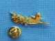 1 PIN'S /  ** AVION BOMBARDIER D'EAU " TRACKER S-2FT TURBO FIRECAT " ** . (J.Y. Ségalen Collection) - Vliegtuigen