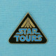1 PIN'S /  ** STAR TOURS / LA GUERRE DES ÉTOILES \ STAR WARS ** . (©DISNEY) - Cinéma