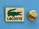 1 PIN'S /  ** " LACOSTE " LE CROCODILE / MARQUE FONDÉE EN 1933 ** - Trademarks