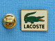 1 PIN'S /  ** " LACOSTE " LE CROCODILE / MARQUE FONDÉE EN 1933 ** - Markennamen