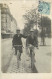 Carte Photo A Identifier - Deux Amis En Promenade A Vélo. Souvenir D'un Départ - A Identificar
