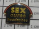 3617 Pin's Pins / Beau Et Rare / AUTRES / HUMOUR RICAIN ? SEX CURES HEADACHES - Other & Unclassified