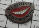 818A Pin's Pins / Beau Et Rare / MEDICAL / MA DENTISTE EST SYMPA BOUCHE ROUGE - Markennamen