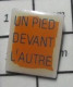 1518C Pin's Pins / Beau Et Rare / AUTRES / UN PIED DEVANT L'AUTRE - Autres & Non Classés
