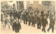 CARTE PHOTO RIQUEWIHR DEFILE MILITAIRE 1945 AU NIVEAU DU 22 RUE DU GENERAL DE GAULLE - Riquewihr