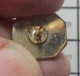 911D Pin's Pins / Beau Et Rare / AUTRES / FORME GEOMETRIQUE INCONNUE ROUGE ET JAUNE - Other & Unclassified