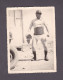 Photo Originale Vintage Snapshot Militaire Tenue Insolite Ridicule Slip Casque Homme à Demi Dénude  (52956) - Non Classés