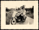 PHOTO Photographie Amateur - Homme Et Fillette Sur Moto Immatriculée 1649 EC6 Avec Bidon D'huile VEEDOL - Automobiles