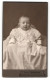 Fotografie Paul Vorberg, Oschersleben, Baby In Weissem Spitzenkleid Auf Sessel Sitzend  - Anonyme Personen