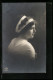 Foto-AK Amag Nr. 60860 /5: Junge Dame In Weissem Kleid Mit Haarband  - Photographs