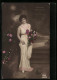 Foto-AK Amag Nr. 62342 /6: Junge Frau In Langem Weissen Kleid Mit Blumenstrauss  - Fotografie