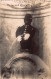 Belgique - BRUXELLES - Manneken Pis Le 7 Mars 1919 - CARTE PHOTO - Beroemde Personen