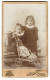 Fotografie Wilhelm Stein, Berlin, Chausseestrasse 66, Mädchen Mit Puppe Und Puppenwagen Im Foto-Atelier  - Persone Anonimi