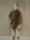 Photo Cdv Anonyme - Petit Garçon Sur Une Estrade, Chapeau Et Anne à La Main, Ca 1870-75 L432 - Alte (vor 1900)