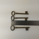 Delcampe - Vintage Lot Of 3 Different Brass Keys Skeleton Keys 10 Cm #5548 - Antike Werkzeuge