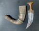 Delcampe - POIGNARD JAMBIYA TRADITIONNEL DU YEMEN DANS SON IMPOSANT FOURREAU - Knives/Swords
