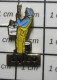 812g Pin's Pins / Beau Et Rare : MARQUES / PEINTRE EN BATIMENT EN SALOPETTE JAUNE SYLAC SYLAO ? - Trademarks