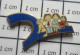 513D Pin's Pins / Beau Et Rare / AUTRES / FAMILLE ASSISE SUR LE CHIFFRE 2 ? - Sonstige & Ohne Zuordnung