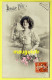 FANTAISIES / FEMMES / JEUNE FEMME EN ROBE VERT D'EAU ET FLEURS SUR CARTE DE BONNE FÊTE / 1912 - Women