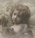 ENFANTS - LITTLE GIRL - MAEDCHEN - Jolie Carte Fantaisie Portrait Fillette Et Fleurs "Bonne Année" - Portraits