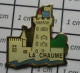 1718A Pin's Pins / Beau Et Rare / VILLES / LA CHAUME CHATEAU VENDEE Quartier Le Plus Ancien Des Sables-d'Olonne. - Städte
