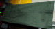 Delcampe - PANTALON KAKI MODELE 1947 DE L'ARMEE FRANCAISE DE 1956 TAILLE 100 C ,BOUTONS SUR LES POCHES ET SANGLES DE SERRAGES AU BA - Ausrüstung
