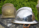 Delcampe - Jolie Lot De 2 Casques Pompiers De Port-Brillet (53)Modèles 1885 Et 1933 Plaque Rare - Headpieces, Headdresses