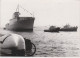 PHOTO PRESSE MISE A FLOT DE L'OURAGAN A BREST PHOTO A F P NOVEMBRE 1963 FORMAT 18 X 13 CMS - Boats