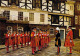 Londres - La Tour De Londres - Les Yeoman Warders Rassemblant Pour Un Service Divin De Cérémonie - Tower Of London